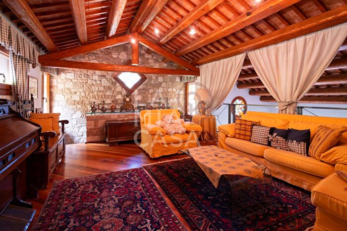 Casa con 17 locali in vendita in Via San Tomio, Follina