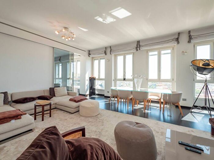 Appartamento trilocale in affitto in Via Filippo Turati, Porta Nuova, Milano