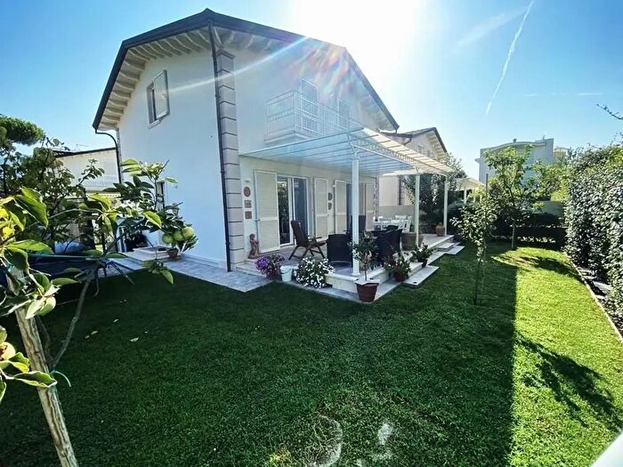 Casa con 6 locali in vendita in Montignoso