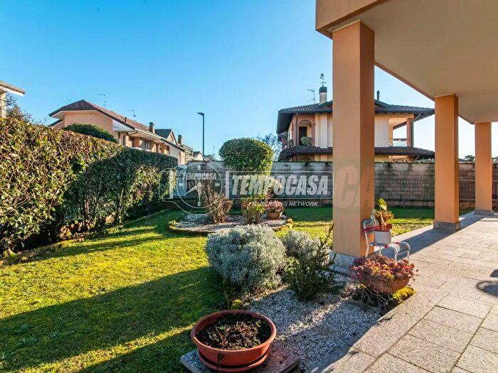 Appartamento quadrilocale in vendita in Via Val Camonica a, Lainate