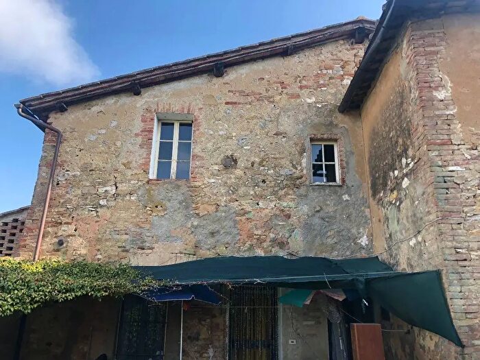 Casa con 8 locali in vendita in Siena