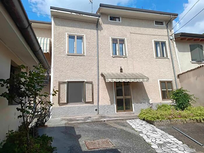 Appartamento con 9 locali in vendita in Via Minoglia, Volta Mantovana