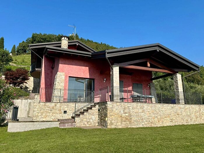 Casa con 8 locali in vendita in Via Loreto, Cenate Sotto