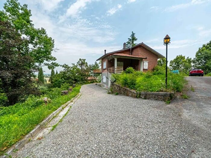 Casa con 7 locali in vendita in Via Gaetano Donizetti, Quattro Castella