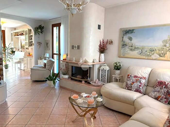 Casa quadrilocale in vendita in Via Motta, Venezia