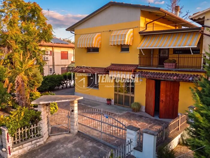 Appartamento quadrilocale in vendita in Via Correggio, Cento