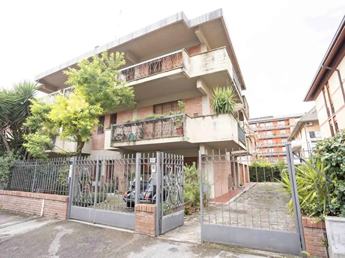 Appartamento con 8 locali in vendita in Via Marche, Grosseto