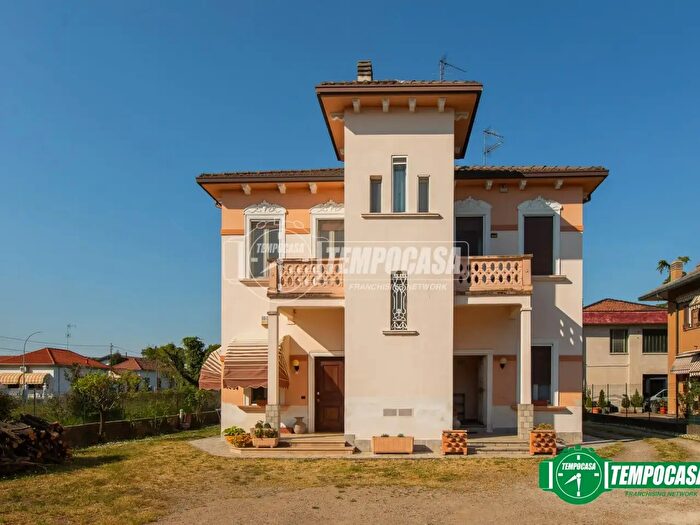 Appartamento trilocale in vendita in Via Dante Alighieri, Buscate