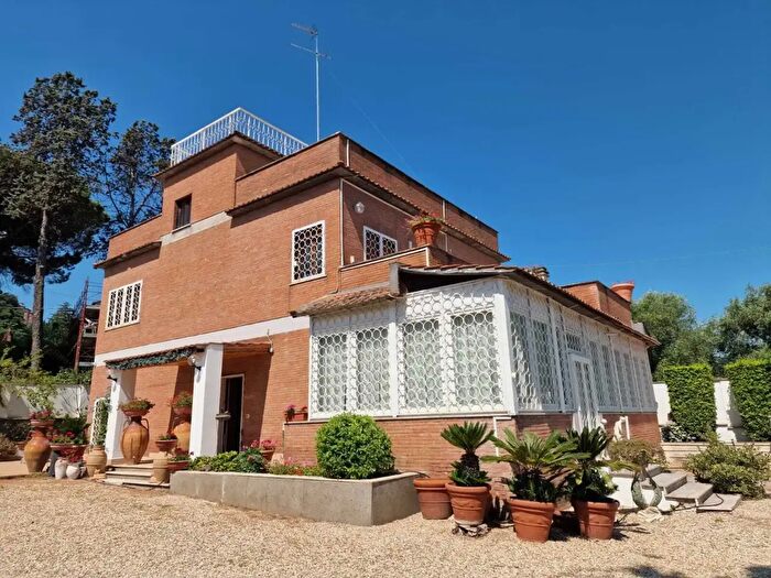 Casa con 8 locali in vendita in Via del Lago, Bracciano