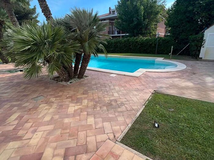 Casa con 6 locali in affitto in Via Ceriale, Fregene, Fiumicino