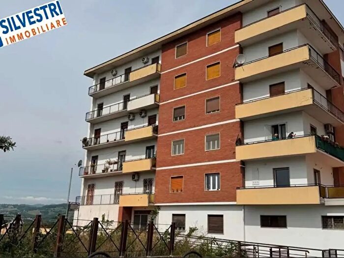 Appartamento con 8 locali in vendita in Viale San Lorenzo, Benevento