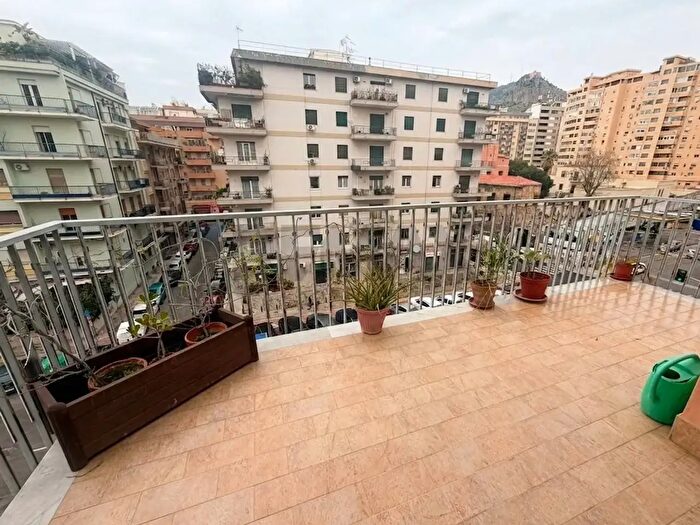 Appartamento con 5 locali in vendita in Via Giuseppe Alessi, Palermo