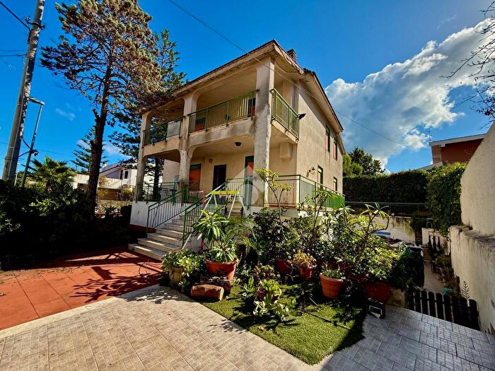 Casa con 12 locali in vendita in Via Perseo, Palermo