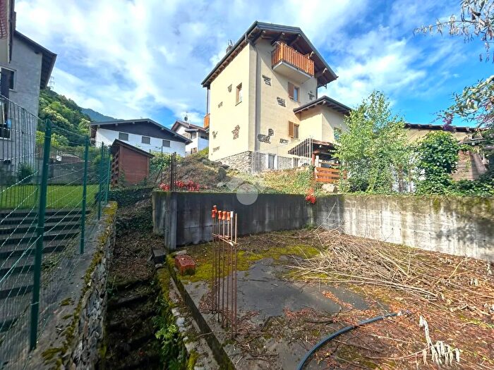 Casa trilocale in vendita in Via Chiaro, Colico