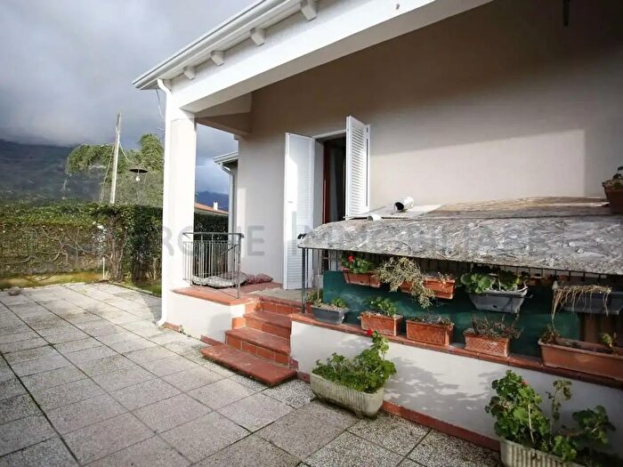 Casa quadrilocale in vendita in Via Tavola, Massa