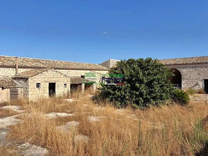 Casa con 15 locali in vendita in Contrada Martorina Snc, Modica