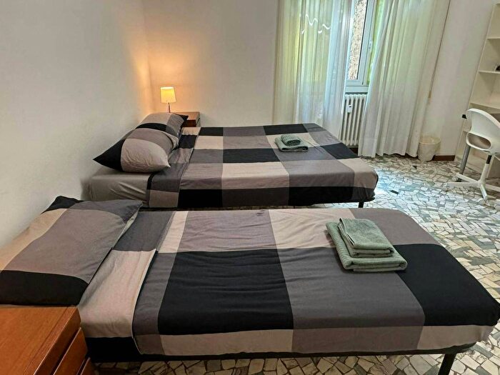 Appartamento trilocale in affitto in Via Roberto Sarfatti, Bocconi, Milano