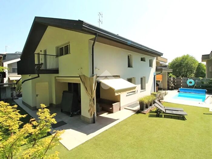 Casa con 6 locali in vendita in Via Matteotti, Mariano Comense