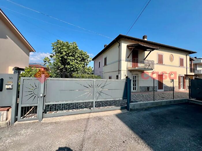 Appartamento con 5 locali in vendita in Via Martiri delle Fosse Reatine, Rieti