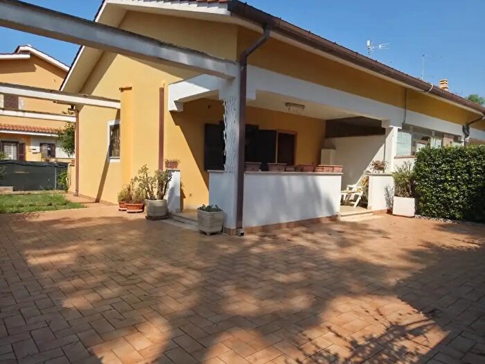 Casa con 5 locali in vendita in Viale Corona Australe, Ardea