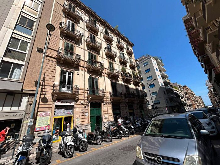 Appartamento bilocale in affitto in Via Mariano Stabile, Roma Cavour, Palermo