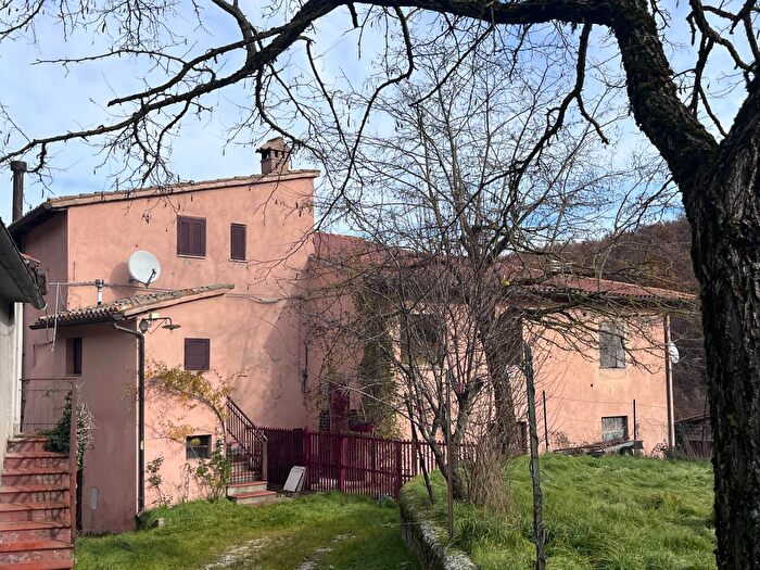 Casa quadrilocale in vendita in Campello Sul Clitunno