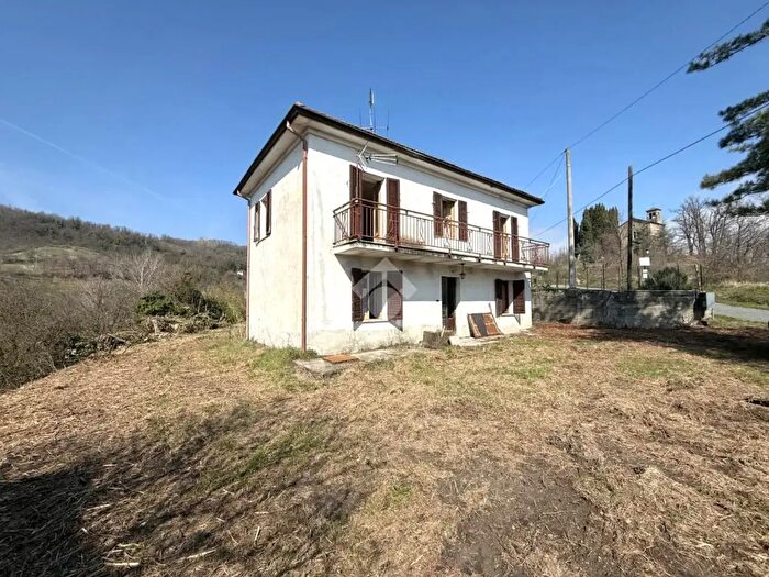 Casa con 10 locali in vendita in Via Poggio, Grognardo