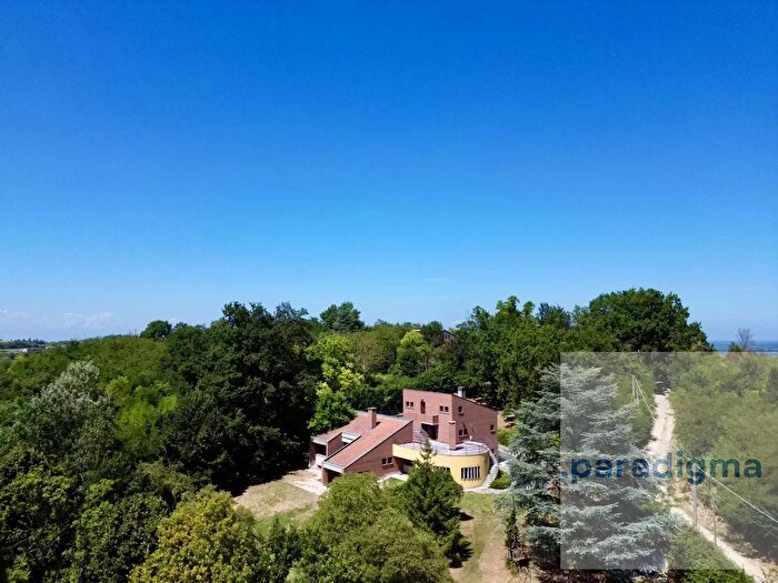 Casa con 9 locali in vendita in Pecetto Di Valenza