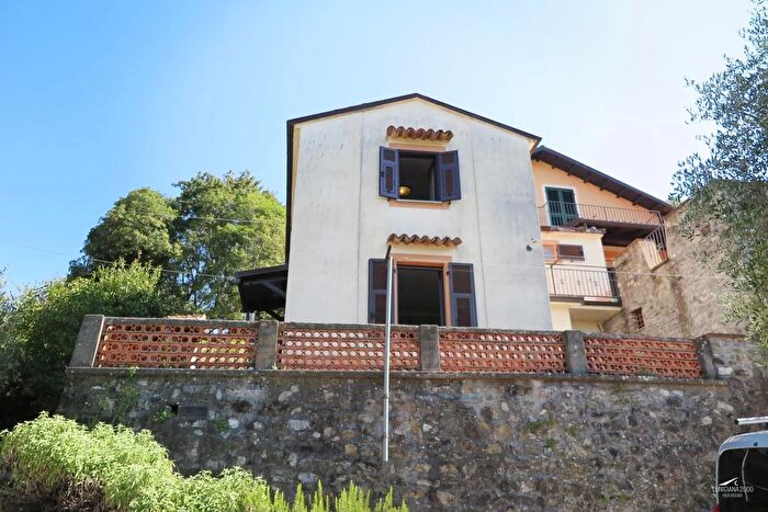 Casa con 5 locali in vendita in Bagnone