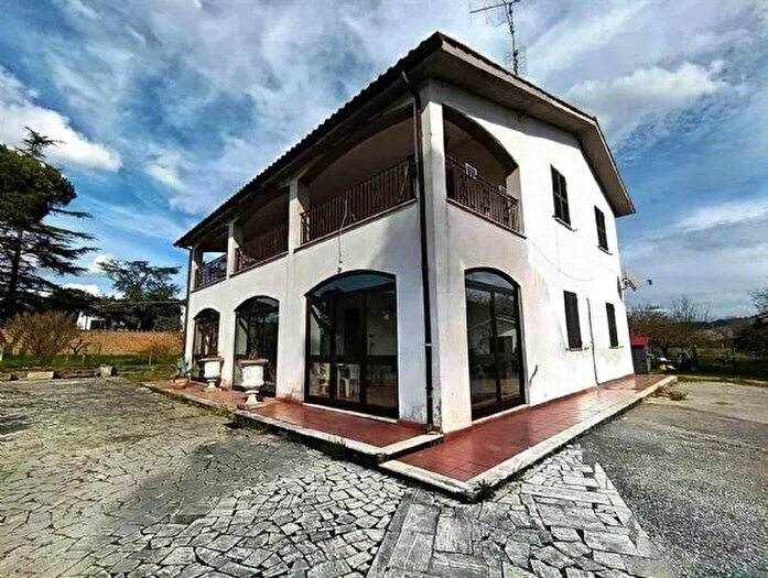 Casa con 7 locali in vendita in Via Madonna del Piano Snc Collevecchio, Collevecchio