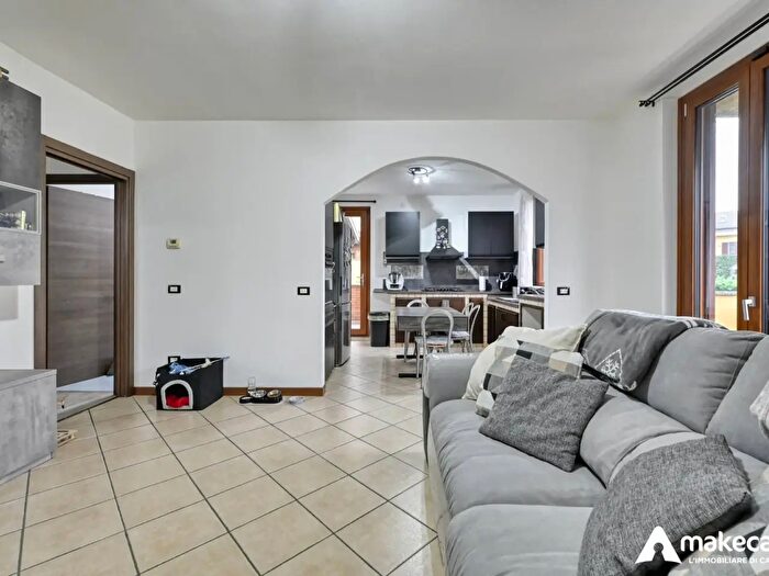 Appartamento trilocale in vendita in Via Sardegna, Carpiano