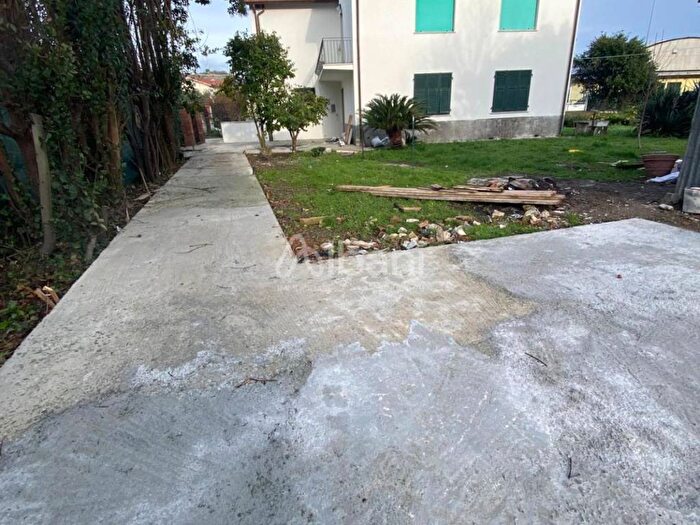 Appartamento con 5 locali in affitto in Piano Di Arcola, Arcola