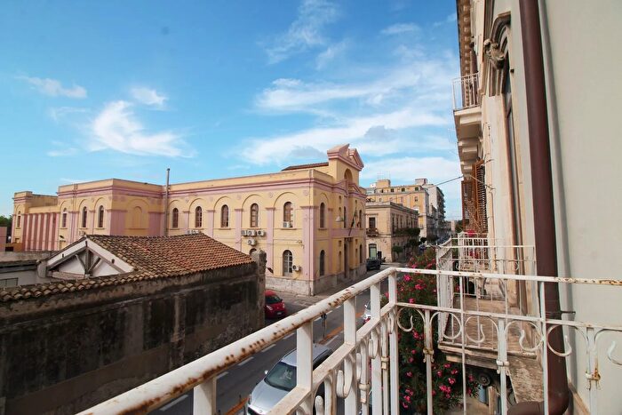 Appartamento con 5 locali in vendita in Umberto I, Siracusa