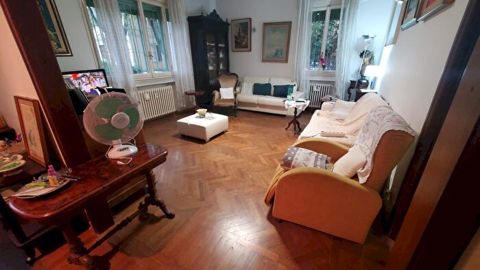 Appartamento con 5 locali in vendita in Viale l a Muratori, Modena