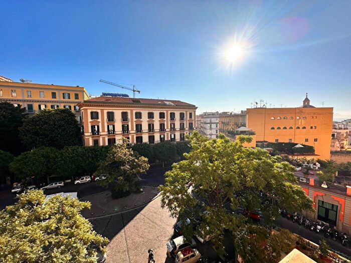 Appartamento quadrilocale in affitto in Piazza Amedeo, Piazza Amedeo Parco Margherita, Napoli