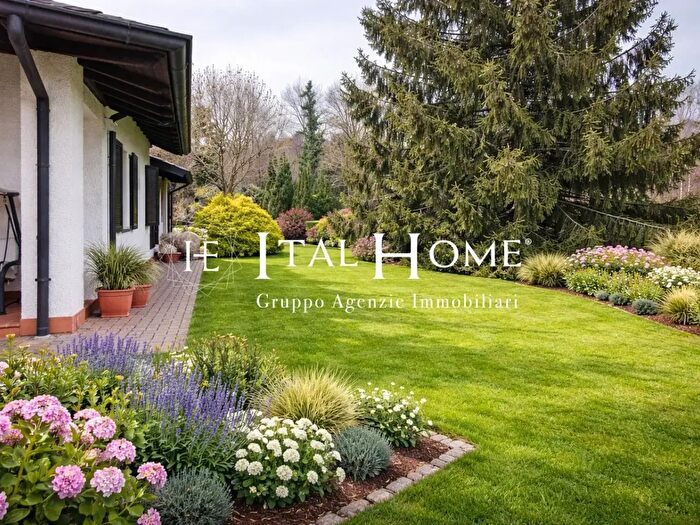 Casa con 6 locali in vendita in Sartirana, Merate