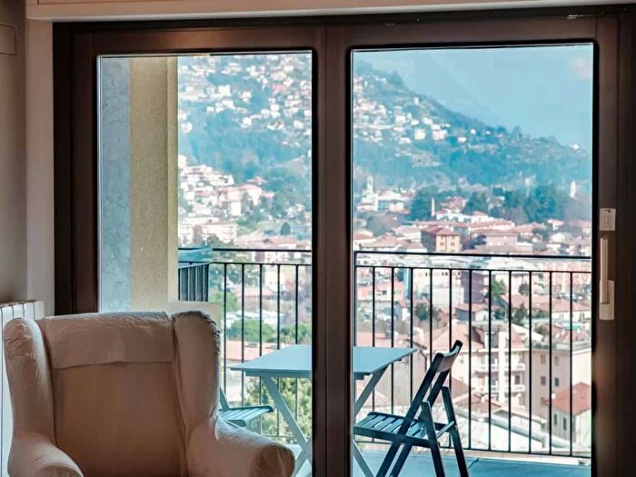 Appartamento trilocale in affitto in Via della Conciliazione, Tavernola, Como