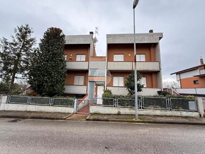 Appartamento quadrilocale in vendita in Via Falconara, Colli al Metauro