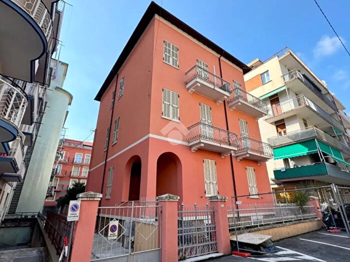 Casa con 9 locali in vendita in Via Paolo Ferreri, Alassio