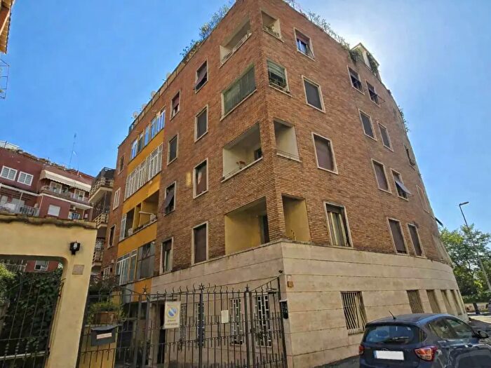 Appartamento con 7 locali in vendita in Via Poggio Moiano, Roma
