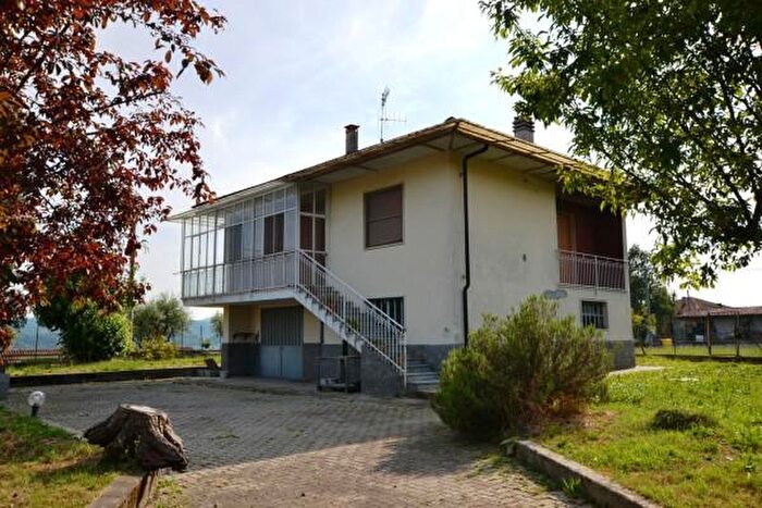 Casa quadrilocale in vendita in Via Contessa Eleonora Corbetta, Roppolo