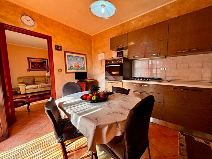 Appartamento quadrilocale in vendita in Via scalenghe, Centro, None