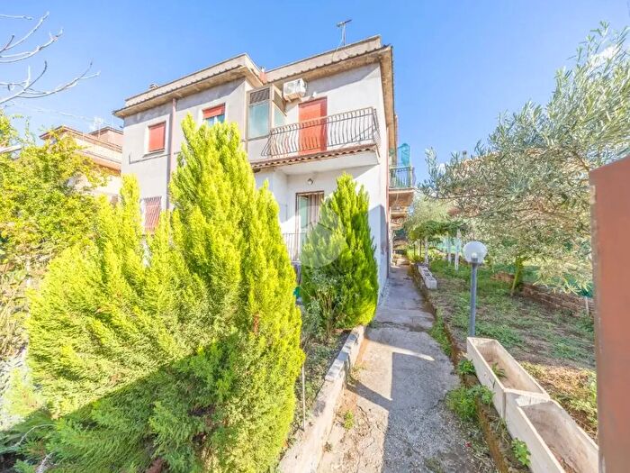 Appartamento quadrilocale in vendita in Via Fermignano, Roma