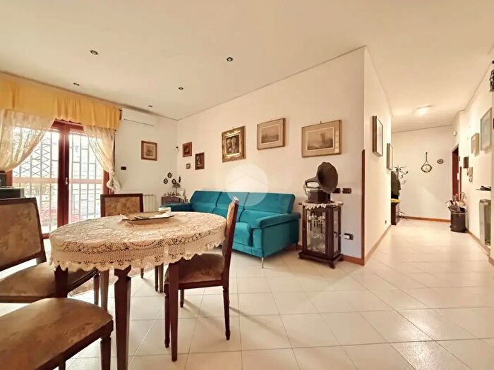 Appartamento trilocale in vendita in Via Solfatara, Pozzuoli