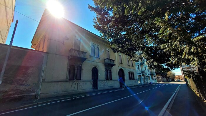 Casa con 8 locali in vendita in Via Alessandro Volta Busto Arsizio Va Italia, Busto Arsizio