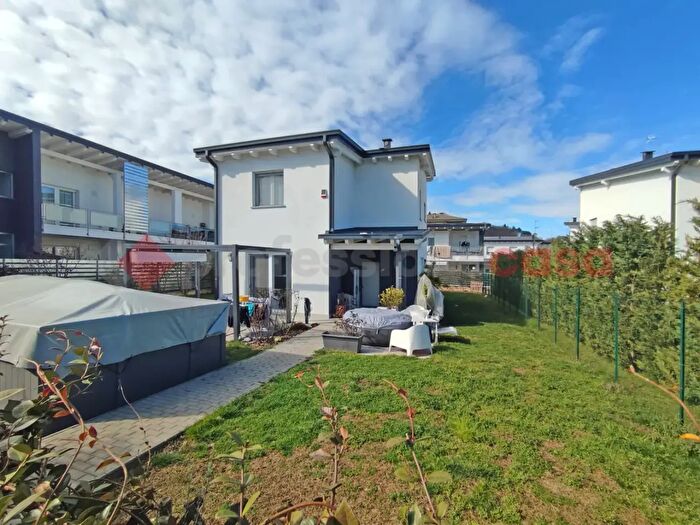 Casa con 5 locali in vendita in Via Isonzo, Arona