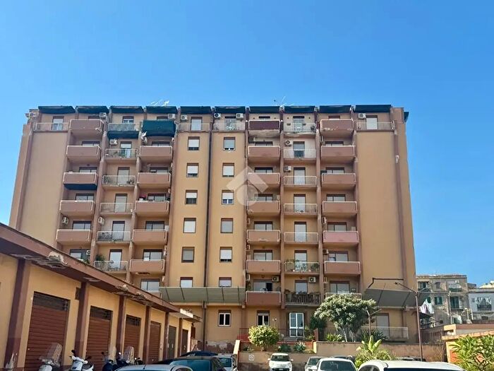 Appartamento trilocale in vendita in Largo dei Mille, Palermo