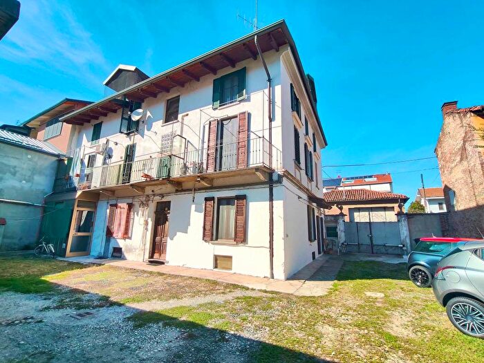 Appartamento trilocale in vendita in Via Benedetto Cairoli, Centro, Chivasso