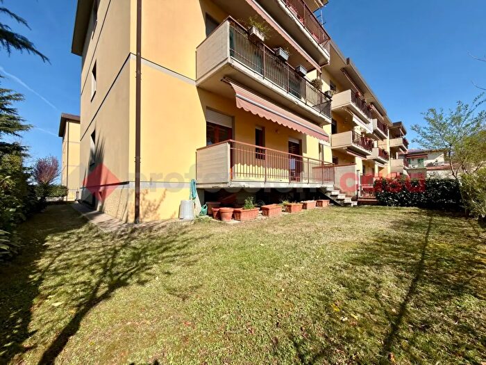 Appartamento con 5 locali in vendita in Piazza Fratelli Vezzosi, Scandicci
