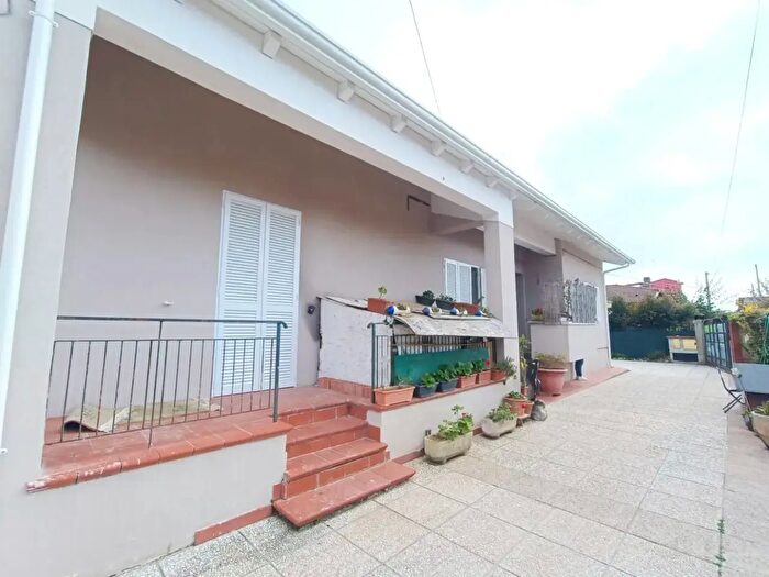 Casa con 8 locali in vendita in Massa